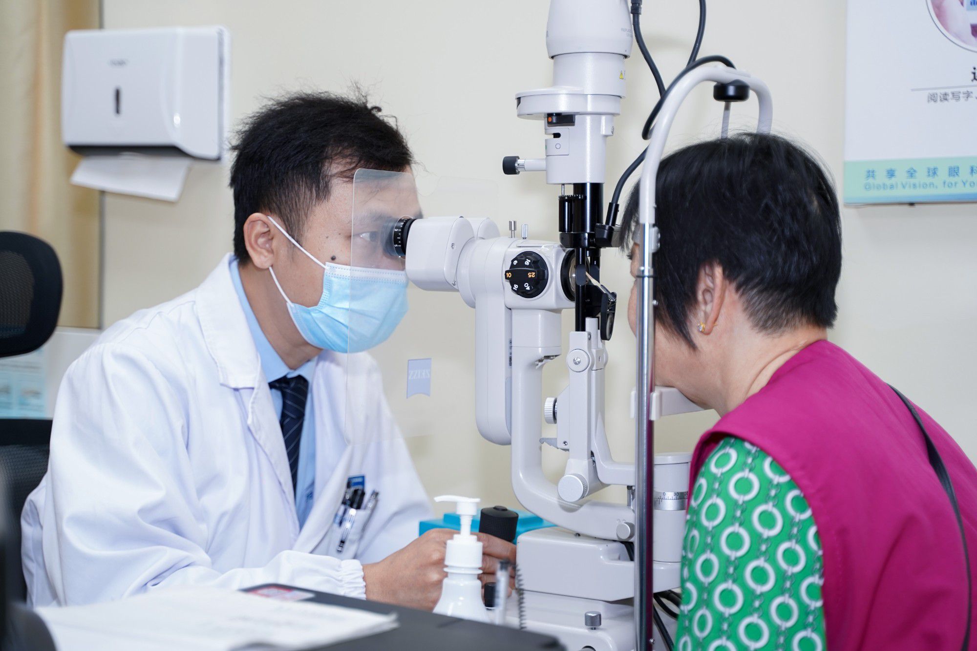 做白内障手术还挑季节？