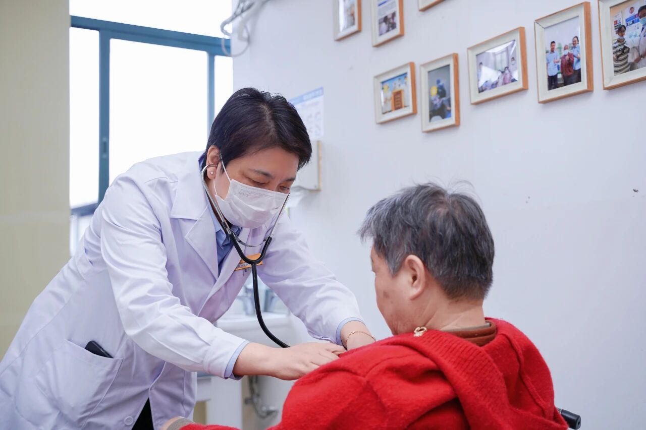 东莞爱尔眼科常规开设内科门诊，打造“眼科诊疗+内科保障”一站式护航