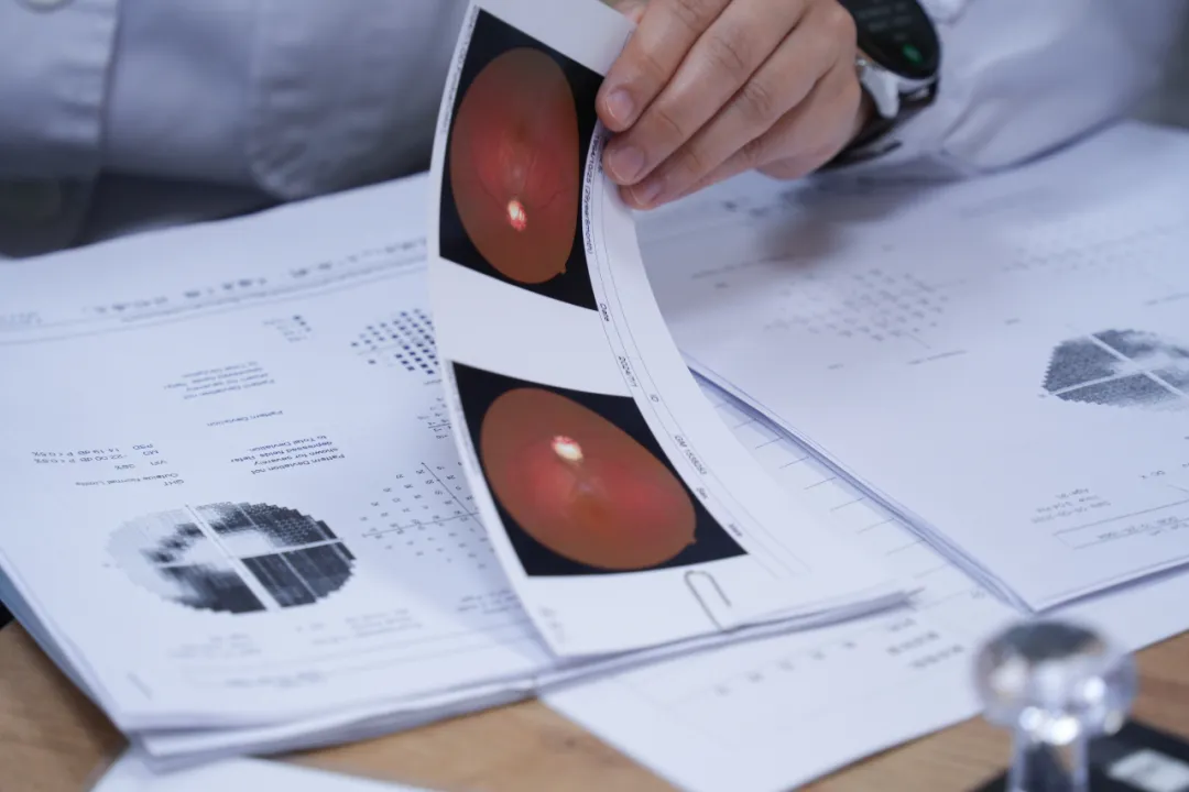 夜猫子必看！千万不要关灯玩手机