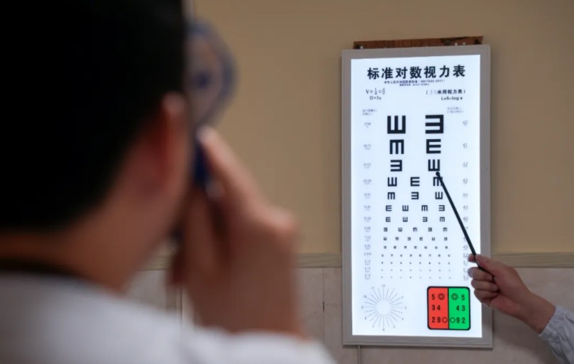 男子突发视网膜脱离，东莞爱尔24小时绿色通道“黄金3小时”抢回光明